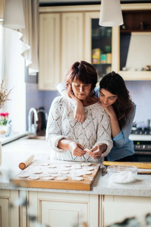 Mother-and-daughter-in-the-kitchen-discussing-what-it-is-like-to-have-a-widow-brain.