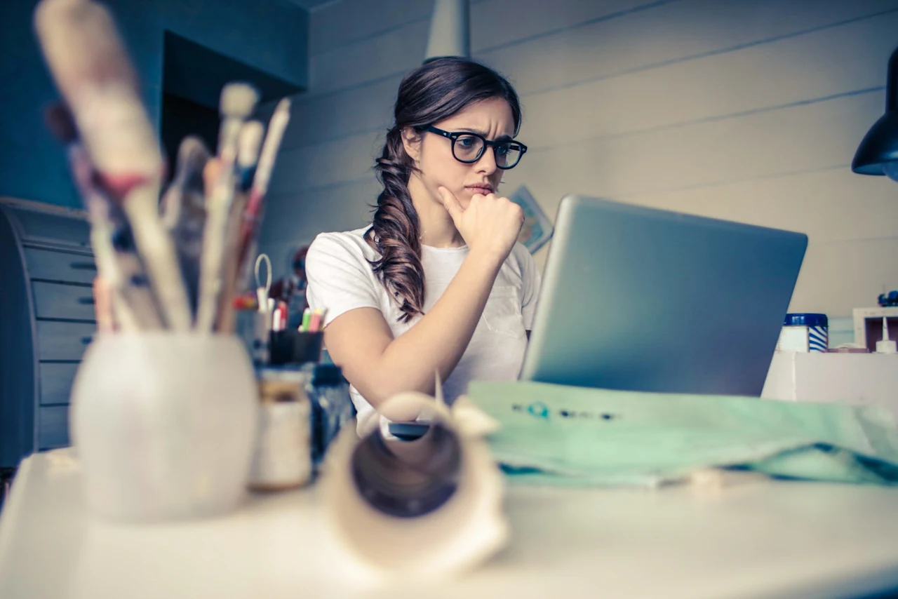 A woman looking up how to find out if someone died on her laptop.