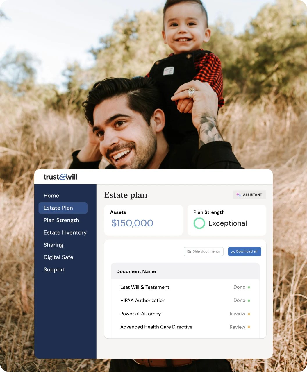Spanish-Homepage-Hero Un padre cargando a su hijo pequeño sobre sus hombros al aire libre, con el panel de control del plan patrimonial de Trust & Will visible, mostrando activos, fortaleza del plan y documentos de planificación patrimonial completados.