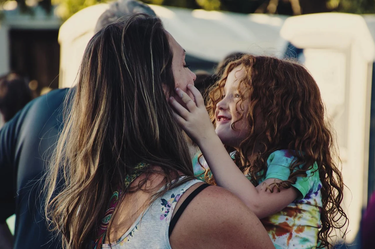 Woman playing with daughter after learning how to avoid probate in Florida.