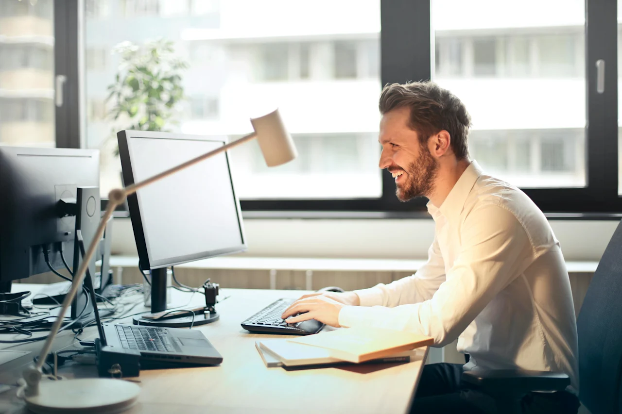 Man using AI Assistant on computer.