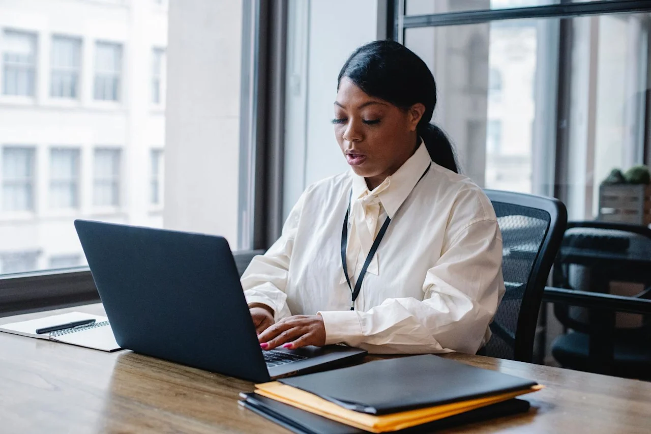 Woman on laptop researching where to file probate and if a Will can be probated in another state.